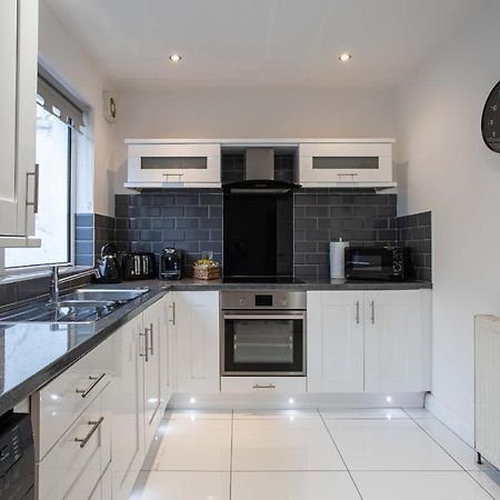 Refurbished Home, 8 Mins To Cc Belfast Exterior photo